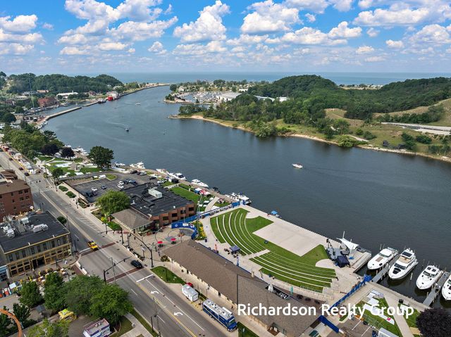 300 Washington Avenue 8, Grand Haven City, MI 49417