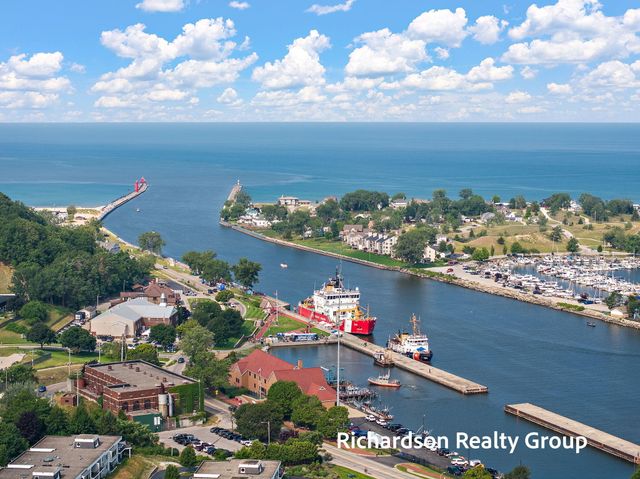 300 Washington Avenue 8, Grand Haven City, MI 49417