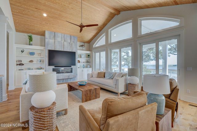 7 S Waterfront Place, Hampstead, NC 28443