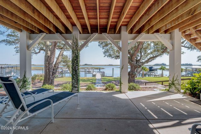 7 S Waterfront Place, Hampstead, NC 28443