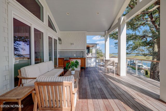 7 S Waterfront Place, Hampstead, NC 28443