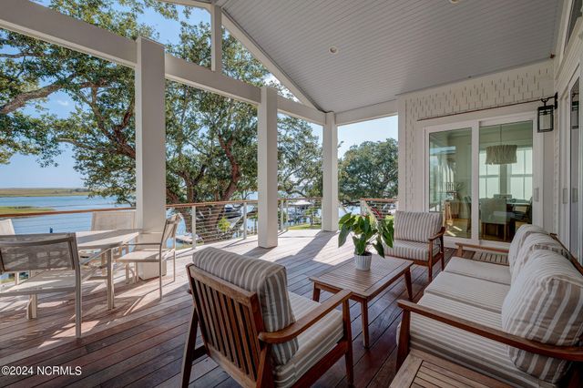 7 S Waterfront Place, Hampstead, NC 28443