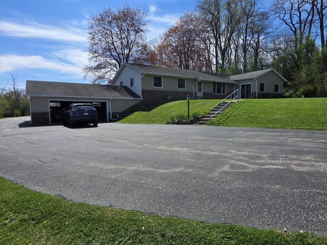 S53W24945 Glendale ROAD, Waukesha, WI 53189