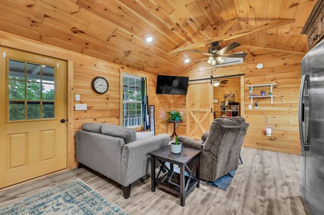 3467 Luther Ragan Rd, Palmyra, TN 37142