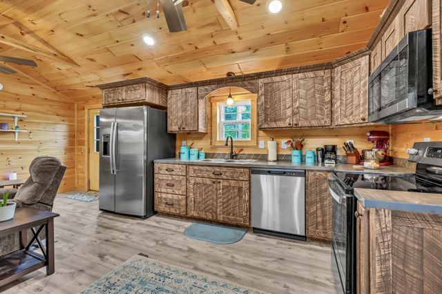 3467 Luther Ragan Rd, Palmyra, TN 37142