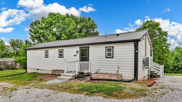 3467 Luther Ragan Rd, Palmyra, TN 37142