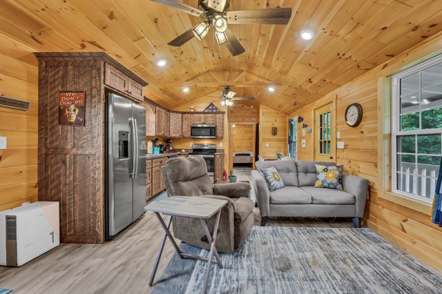 3467 Luther Ragan Rd, Palmyra, TN 37142