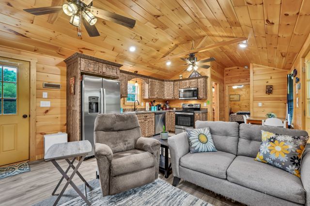 3467 Luther Ragan Rd, Palmyra, TN 37142