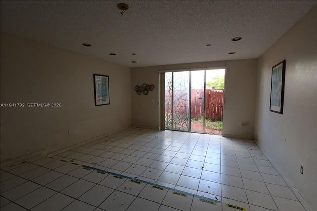 318 NW 107th Ave 2B, Miami, FL 33172