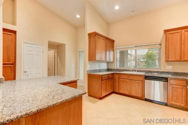 9504 Paseo De Los Castillos, Santee, CA 92071