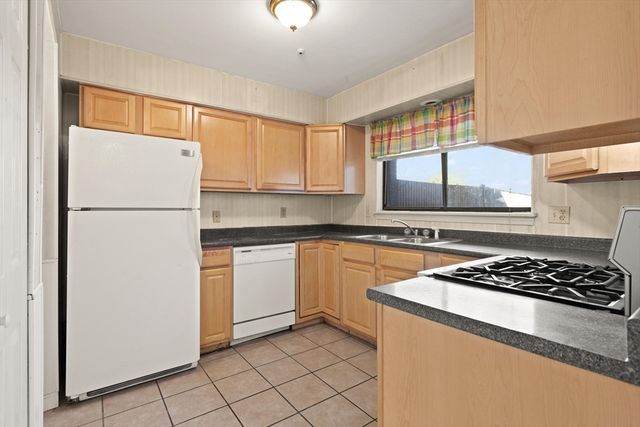 34 Rosewood Dr 34, Stoughton, MA 02072