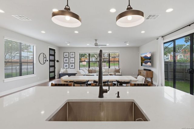 171 Barilla Pl Unit 103, Alamo Heights, TX 78209