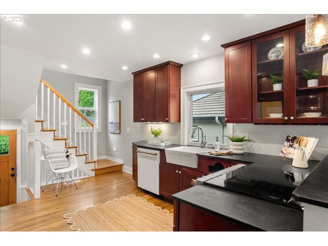 1845 Se REEDWAY St, Portland, OR 97202