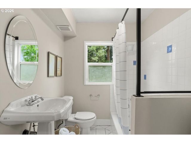 1845 Se REEDWAY St, Portland, OR 97202