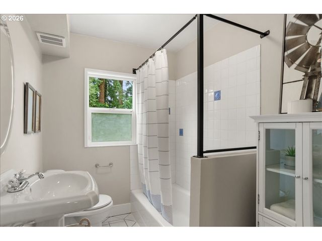 1845 Se REEDWAY St, Portland, OR 97202