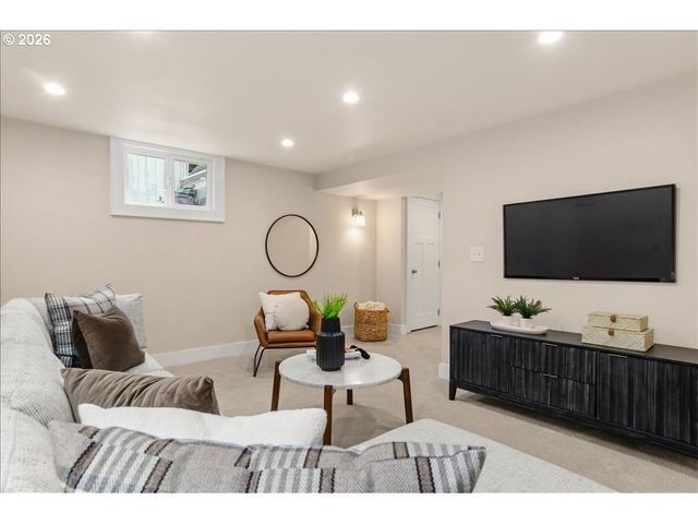 1845 Se REEDWAY St, Portland, OR 97202