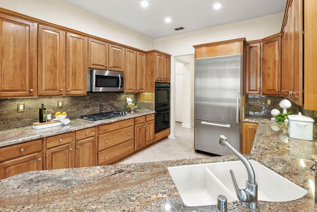 755 Castleberry Ln, Lincoln, CA 95648