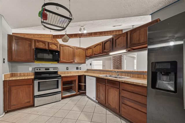 10135 Shell Rock Road, La Porte, TX 77571