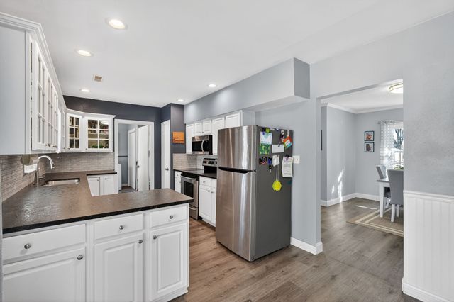 1605 Ashworth Road, West Des Moines, IA 50265