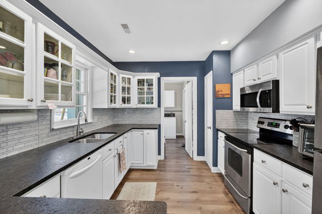 1605 Ashworth Road, West Des Moines, IA 50265