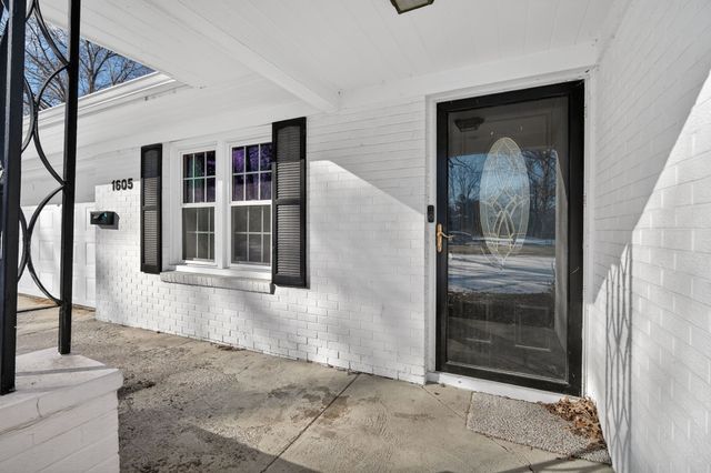 1605 Ashworth Road, West Des Moines, IA 50265