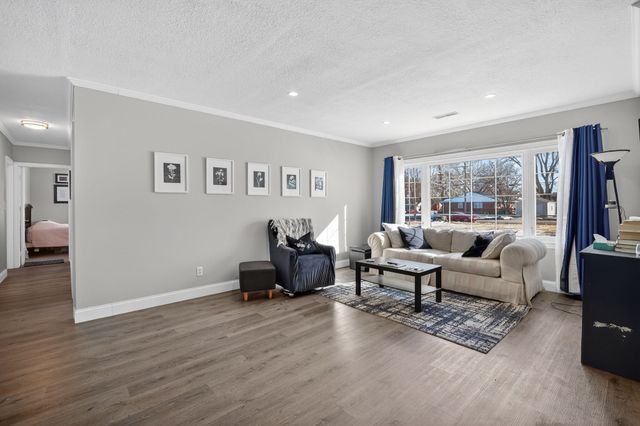 1605 Ashworth Road, West Des Moines, IA 50265