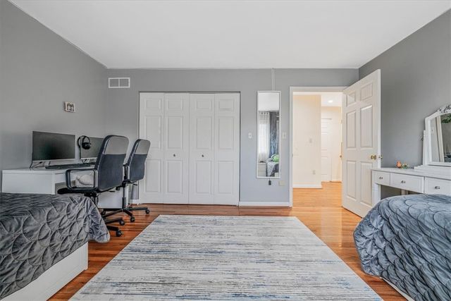 134 Village Ct, Upper St Clair, PA 15241