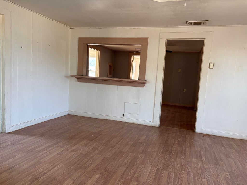 Image 13 of property listing at 723 Hughes Street, San Angelo, TX 76903