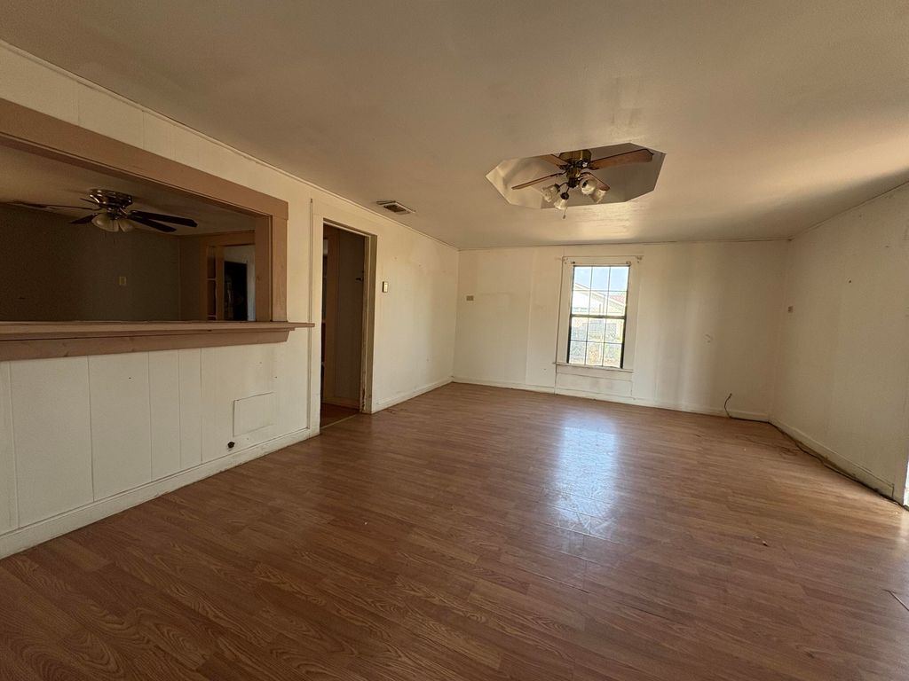 Image 3 of property listing at 723 Hughes Street, San Angelo, TX 76903