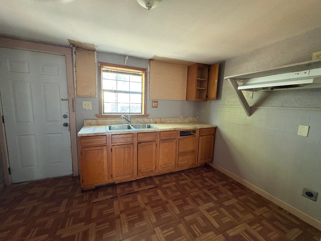 Image 5 of property listing at 723 Hughes Street, San Angelo, TX 76903