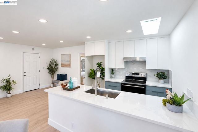 38288 Paseo Padre Pkwy, Fremont, CA 94536
