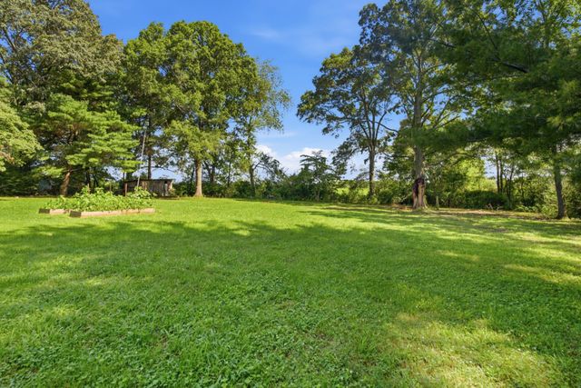 609 Hawkersmith Rd, Tullahoma, TN 37388