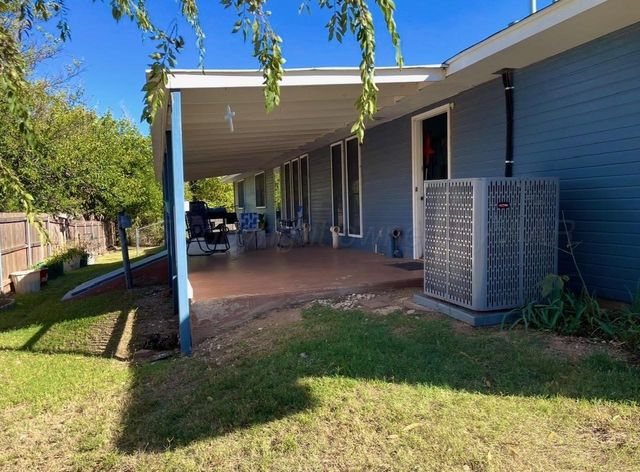 1010 W 8th Street, Clarendon, TX 79226