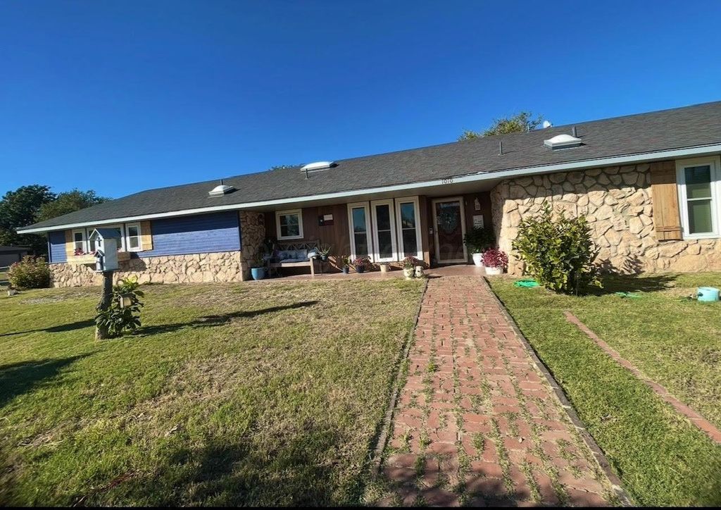 1010 W 8th Street, Clarendon, TX 79226