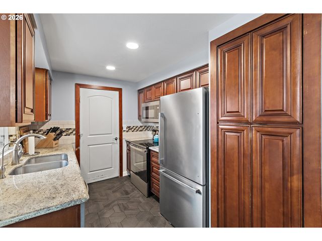 764 FAYMAR Dr, Keizer, OR 97303