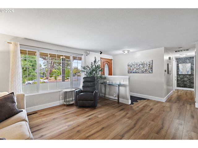 764 FAYMAR Dr, Keizer, OR 97303