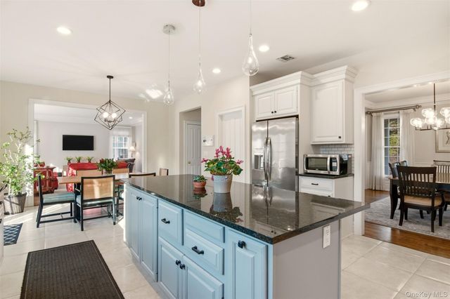 4 Daniel Way, Setauket, NY 11733