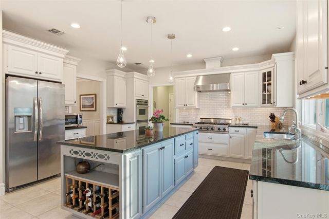 4 Daniel Way, Setauket, NY 11733