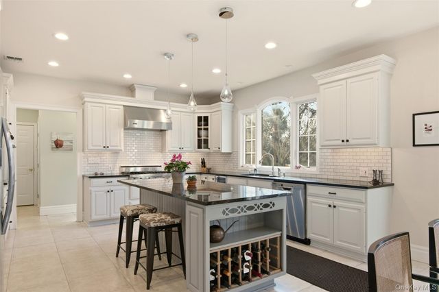 4 Daniel Way, Setauket, NY 11733