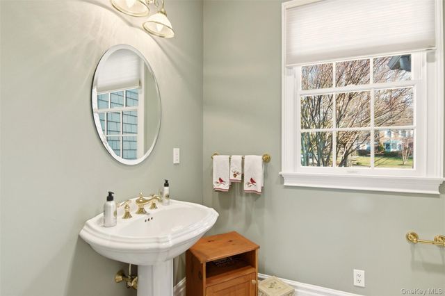 4 Daniel Way, Setauket, NY 11733