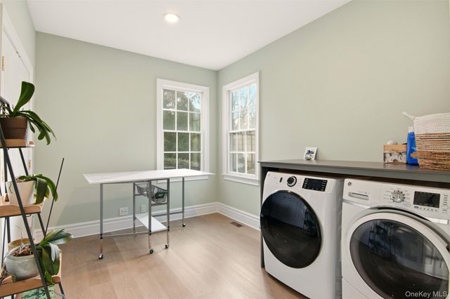 4 Daniel Way, Setauket, NY 11733