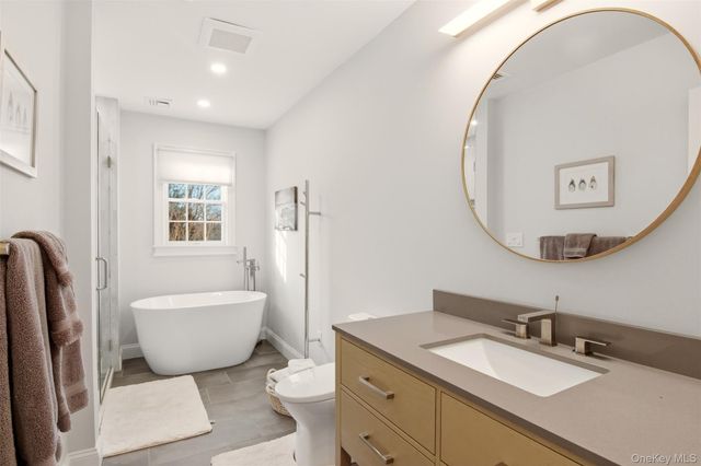 4 Daniel Way, Setauket, NY 11733