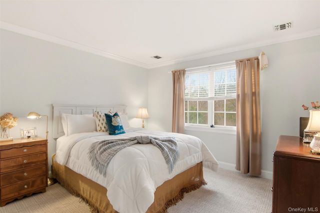 4 Daniel Way, Setauket, NY 11733