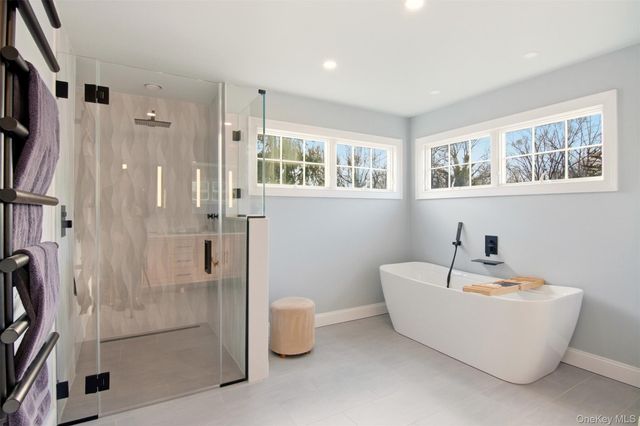 4 Daniel Way, Setauket, NY 11733