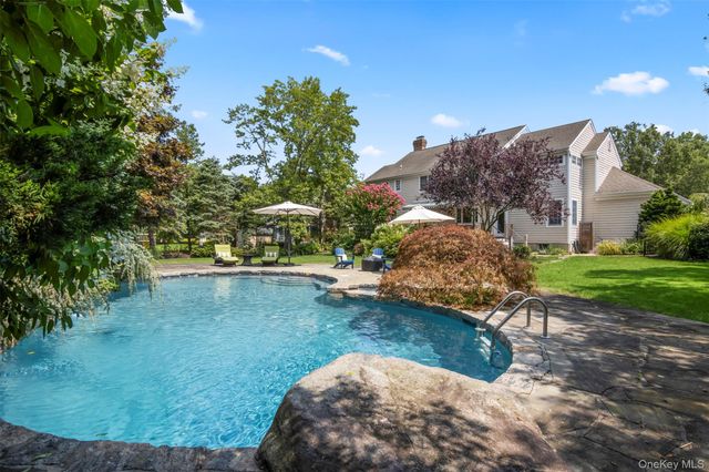 4 Daniel Way, Setauket, NY 11733