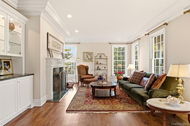 4 Daniel Way, Setauket, NY 11733