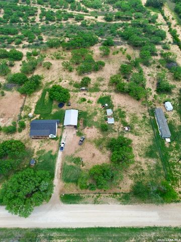 1213 County Rd 1670, Moore, TX 78057