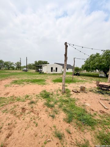 1213 County Rd 1670, Moore, TX 78057