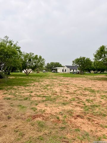 1213 County Rd 1670, Moore, TX 78057