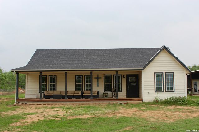 1213 County Rd 1670, Moore, TX 78057